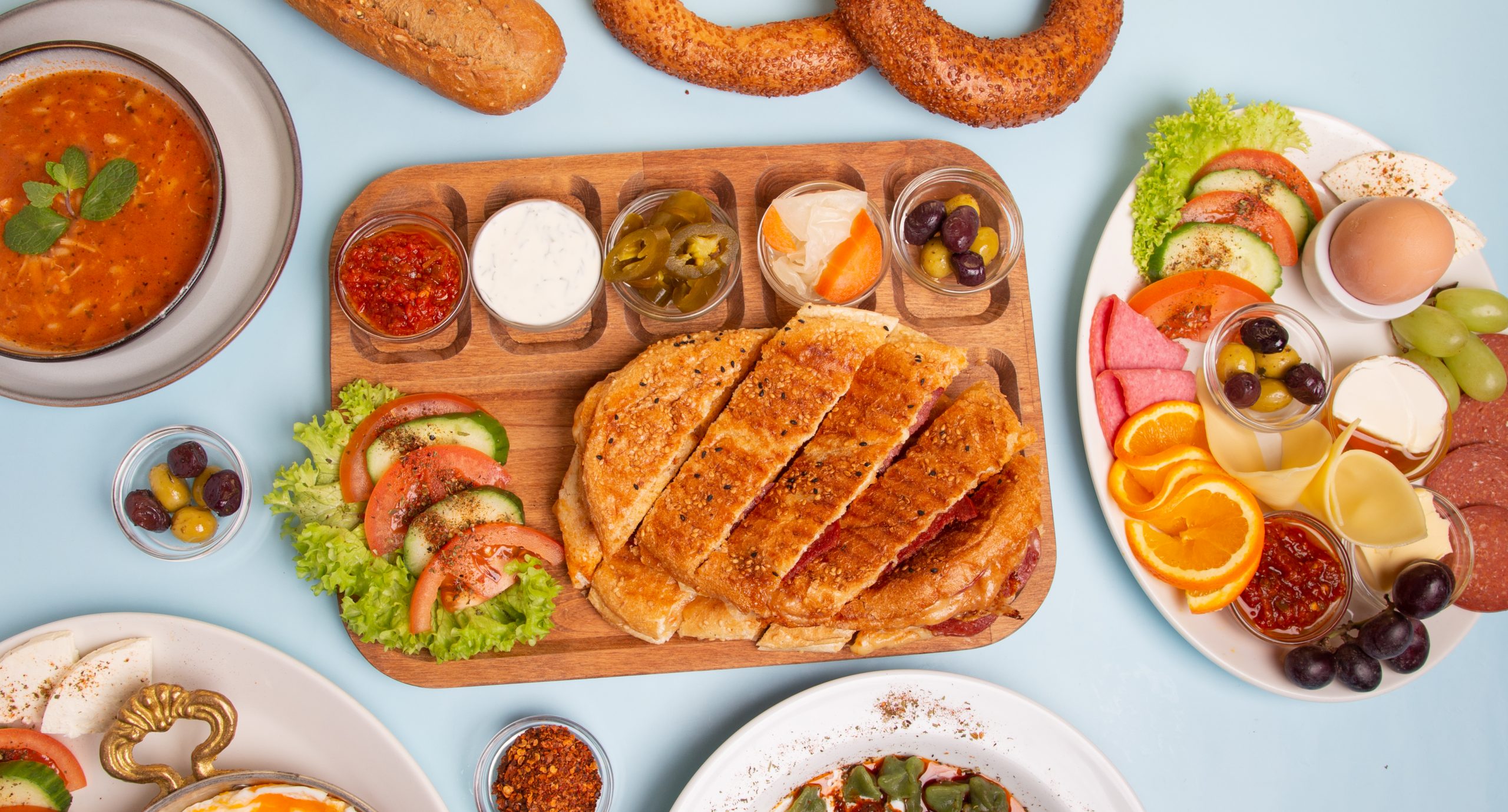 Reichhaltiges Frühstück im Cafe Morgenstern mit Simit, Börek, Suppe, Oliven, Käse und Obst