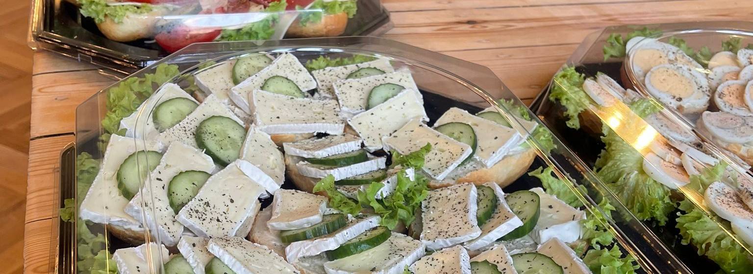 Fertig gepackte Catering-Platten und Boxen