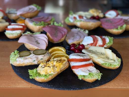 Platte mit frisch belegten Brötchen