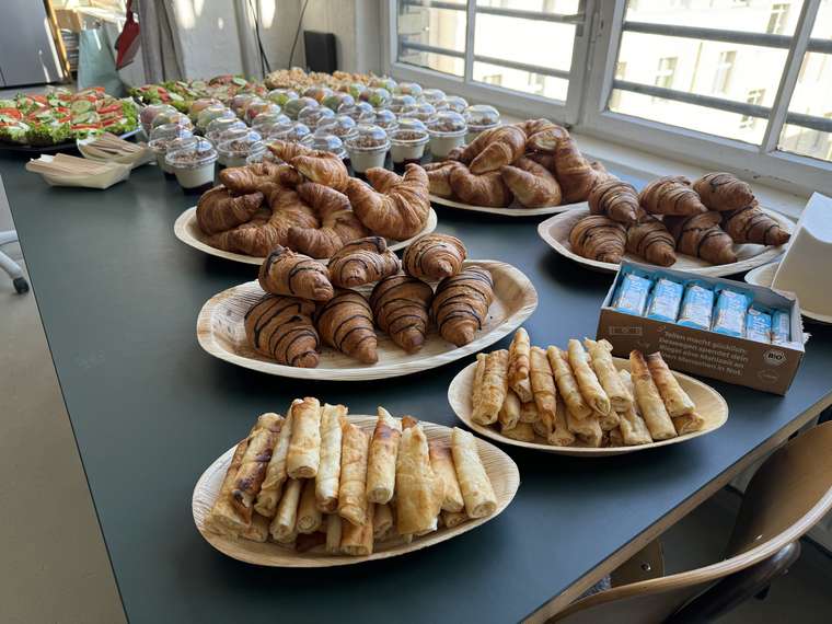 Gedeckter Frühstückstisch mit Platten und Getränken