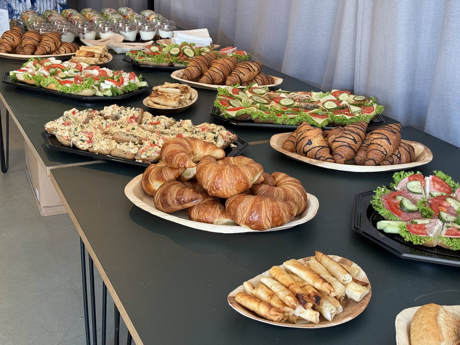 Frühstücksbuffet mit Platten, Obst und Gebäck