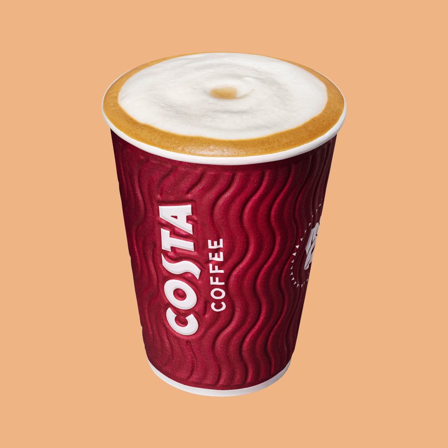 Becher Kaffee mit Milchschaum zum Mitnehmen