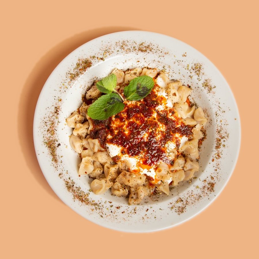 Teller Mantı mit Joghurt und Paprikabutter