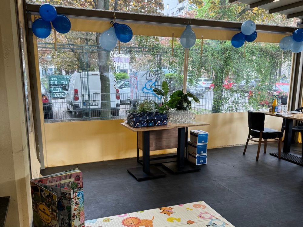 Kindergeburtstag mit blauen Luftballons, Geschenktisch und Spielmatte
